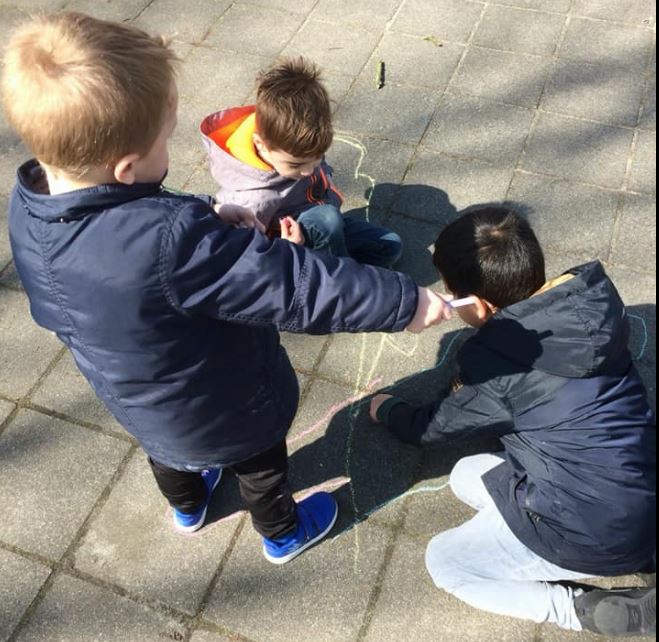 Kleuters Petrusschool leren alles over schaduwen