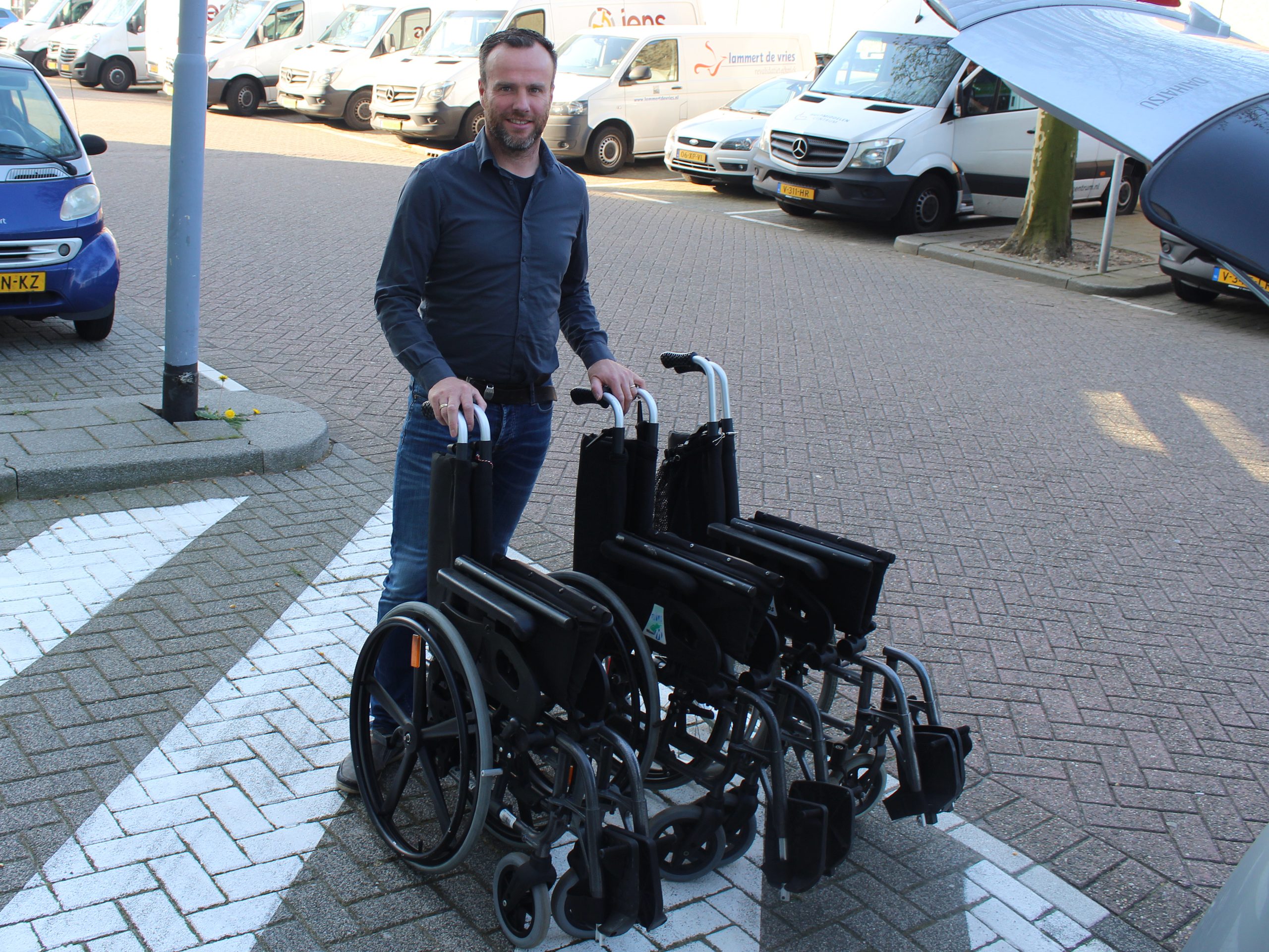 Hulpmiddelencentrum schenkt rolstoelen aan Huis van Rie Hulpmiddelencentrum schenkt rolstoelen aan Huis van Rie