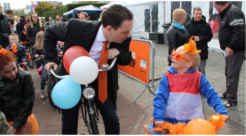 Burgemeester opent Koningsdag op de fiets in De Strijp