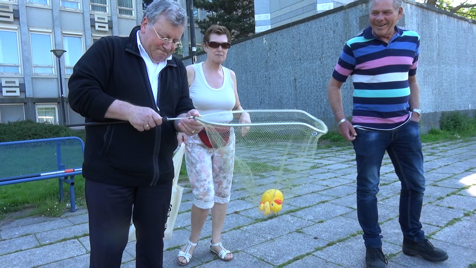 VIDEO: 5000 eendjes zwemmen in stadhuisvijver