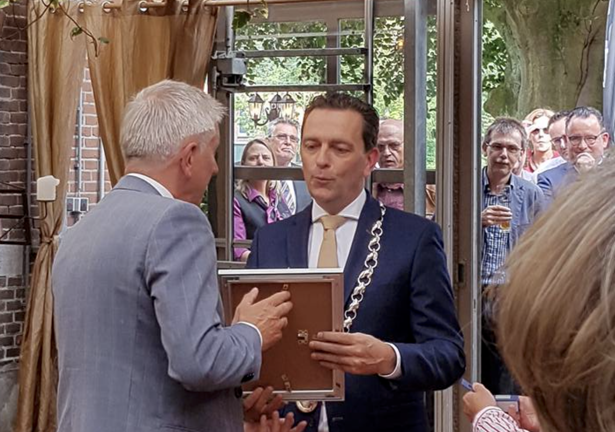 René van Hemert verrast met erespeld