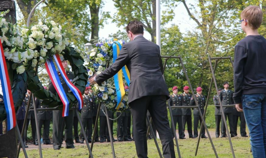 Burgemeester legt krans bij herdenking van Slag om de Residentie
