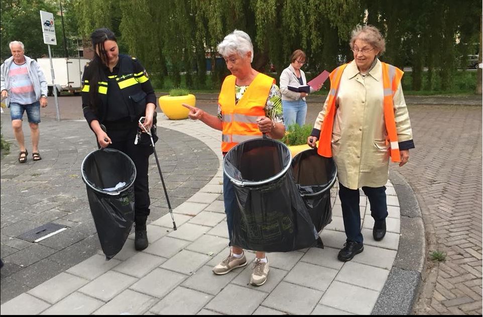 Bezem door Muziekbuurt, 21 volle vuilniszakken