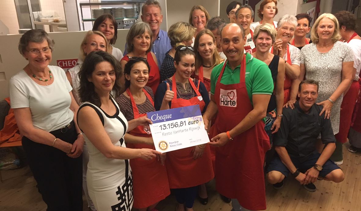 Rijswijkse Rotary’s doneren Resto van Harte € 13.156,81