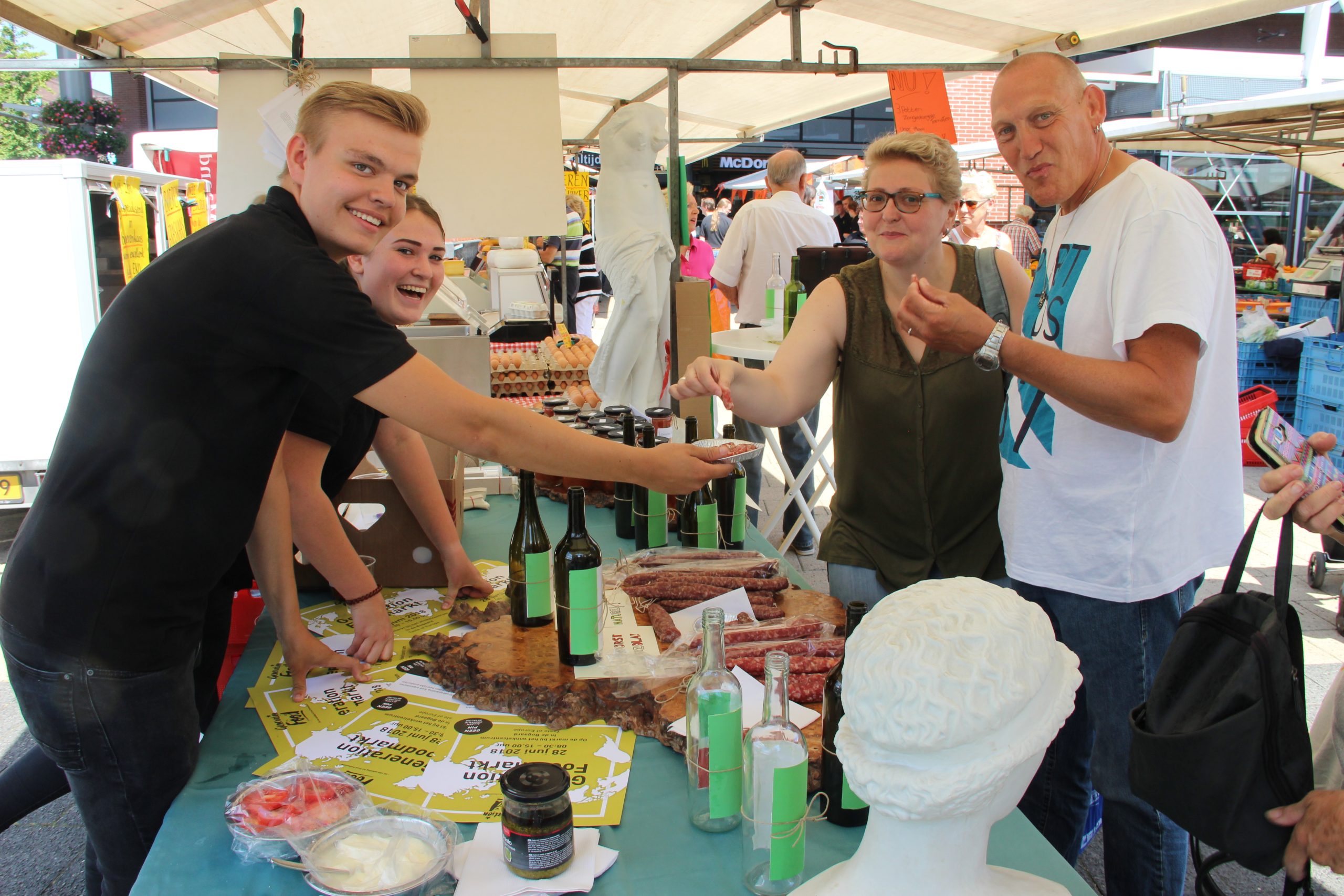 Foodmarkt Bogaardplein groot succes Foodmarkt Bogaardplein groot succes