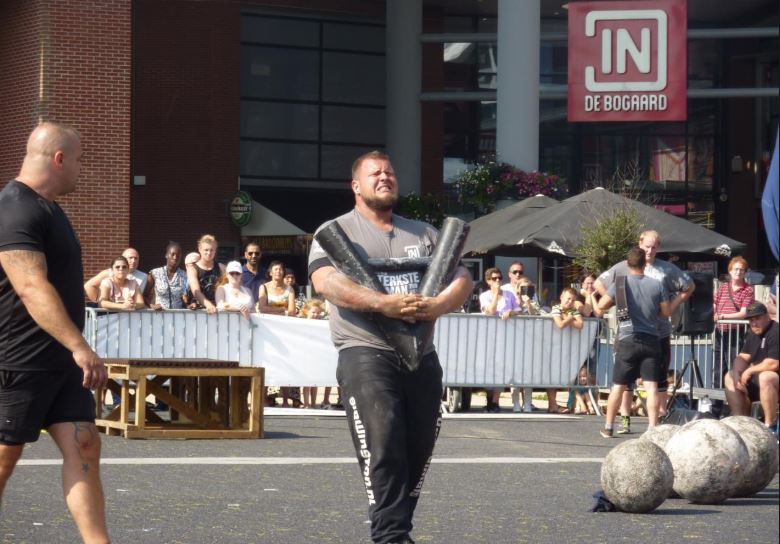 Wethouder treft sterkste man op Bomenplein
