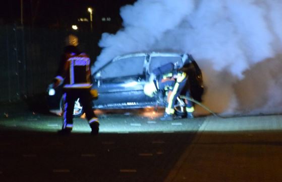 Autowrak in de brand op Don Boscolaantje