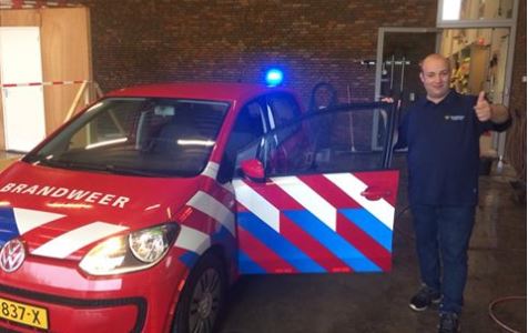 Danny maakt de brandweerauto’s glanzend schoon
