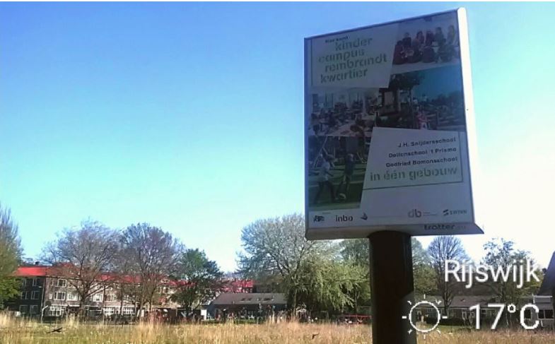 Schoolkinderen gaan spelen bij speeltuin Buvelio