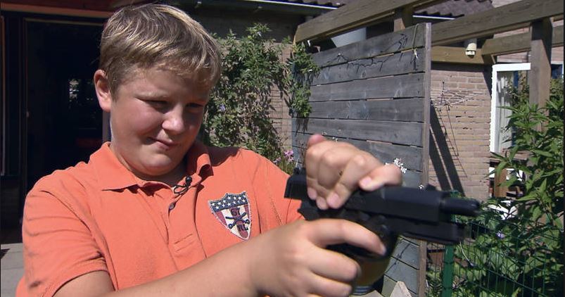 Wijkagent Uzi waarschuwt voor kopen nepwapens