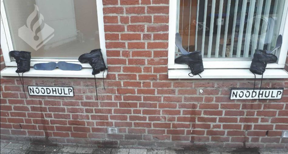 Schoenen van reddende agenten liggen te drogen