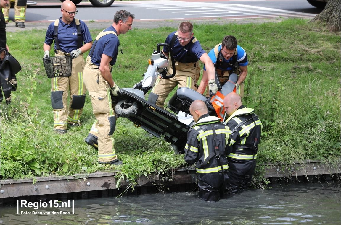 Oudere man rijdt met scootmobiel het water in