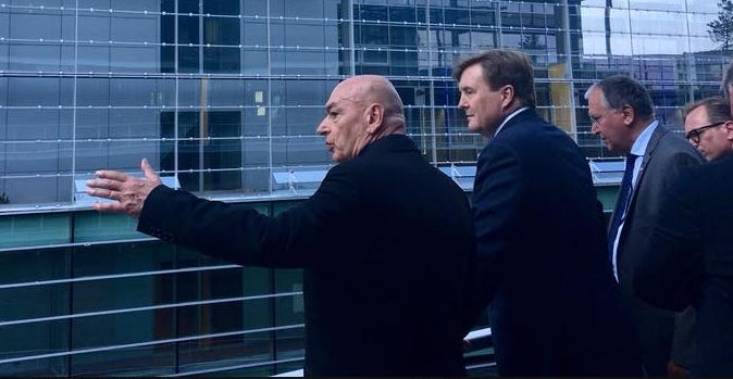 Koning wordt rondgeleid door nieuwe gebouw EPO