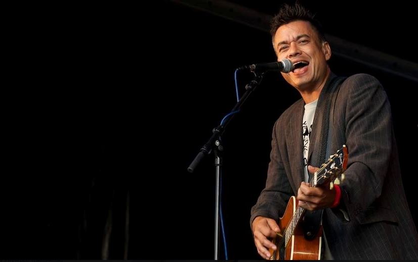 Willem Bodhi treedt op in The White Horse Pub