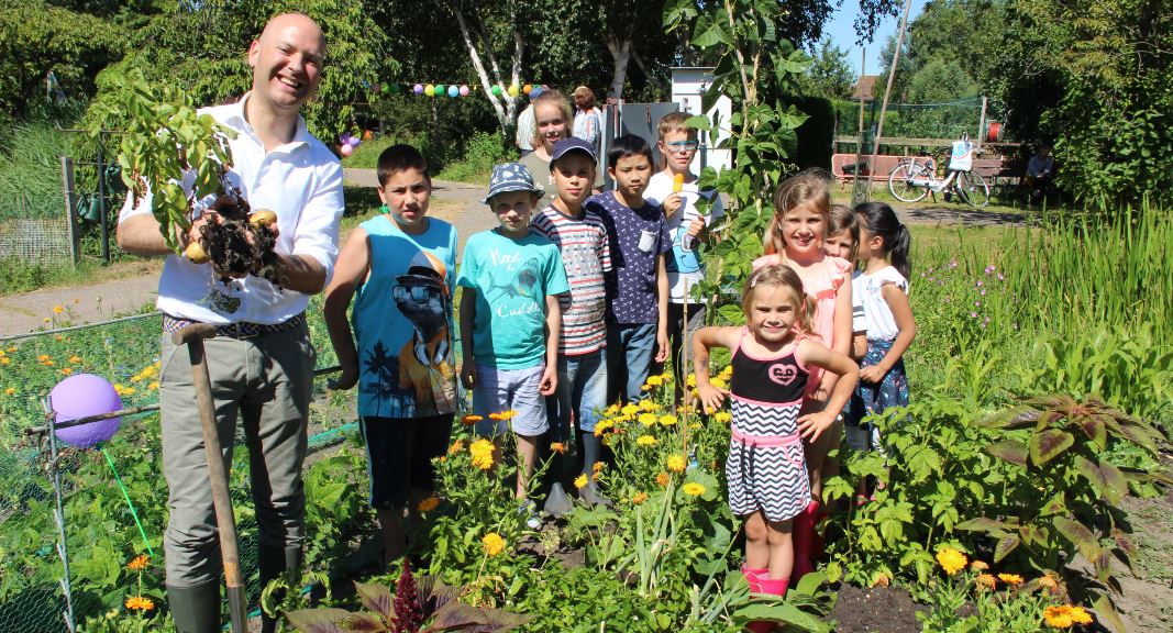 Kinderen tonen trots hun zelfgekweekte producten