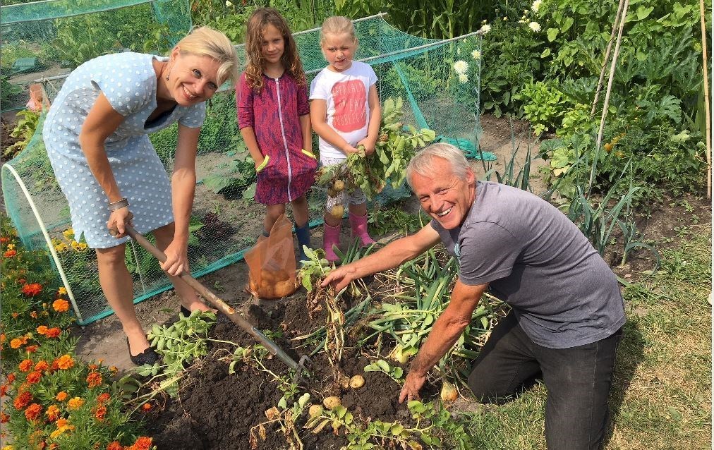 Trots tellen de kinderen hun aardappelen