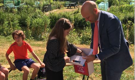 Lotje krijgt cadeautje voor juf Erika