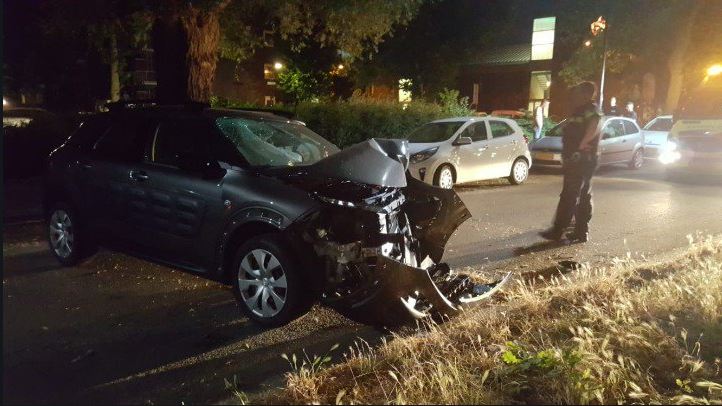 Auto ramt boom op Burgemeester Elsenlaan