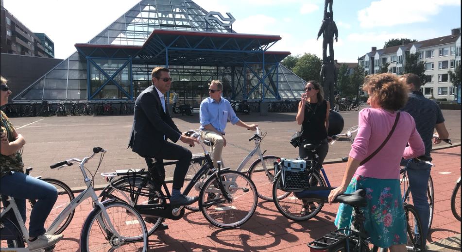 Wethouder Björn Lugthart op de fiets langs projecten