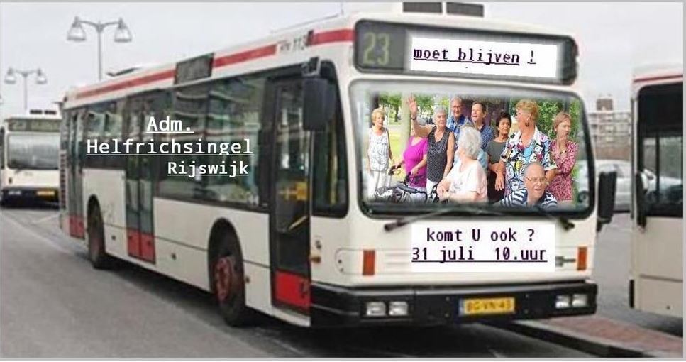 Ouderen op pad met spandoeken voor behoud buslijn 23