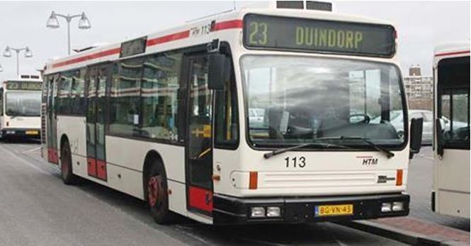 Vrijwilligers met auto en regiotaxi na vertrek buslijn 23 in Muziekbuurt