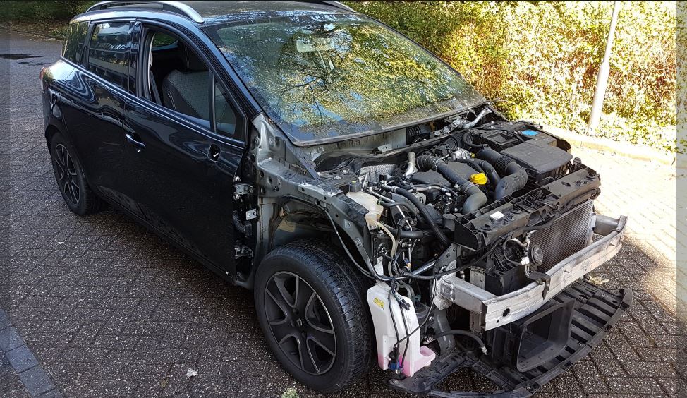 Renault Clio gestript in parkeergarage