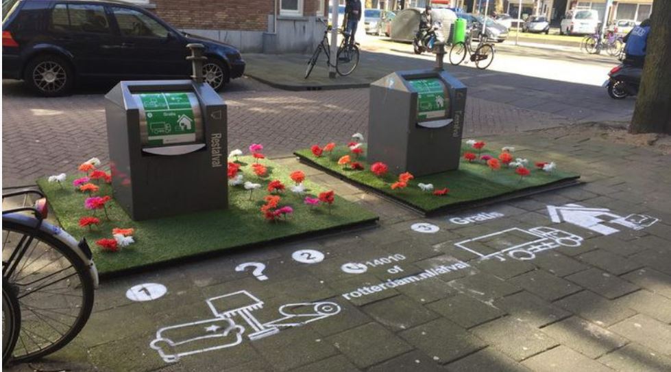 Met bloemetjes gooien mensen troep wel in container
