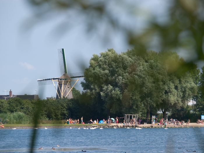 Gezellige drukte bij de Dobbeplas wind of geen wind