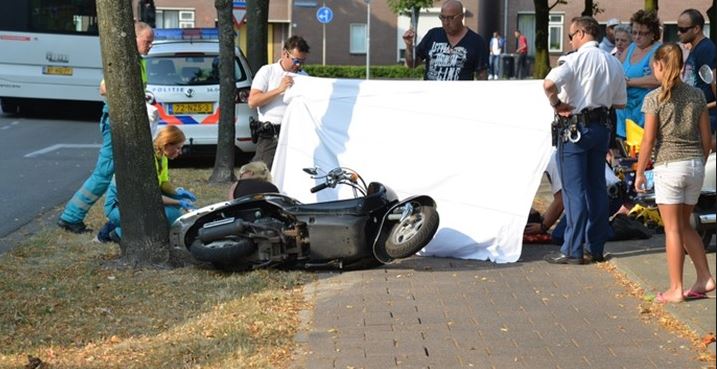Ernstig ongeluk scooterrijder door losliggende stoeptegel