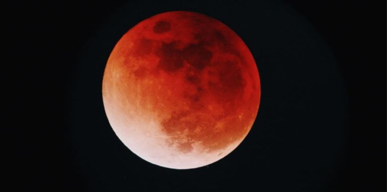 ‘Bloedmaan bekijken bij de Rijswijkse sterrenwacht