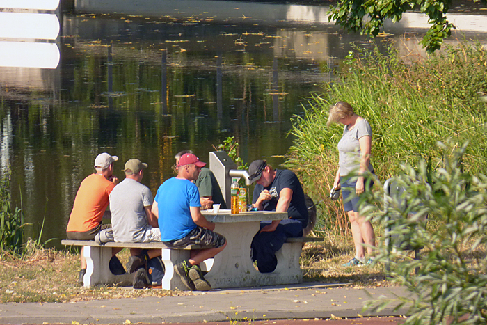 Betonnen picknick tafel erg in trek