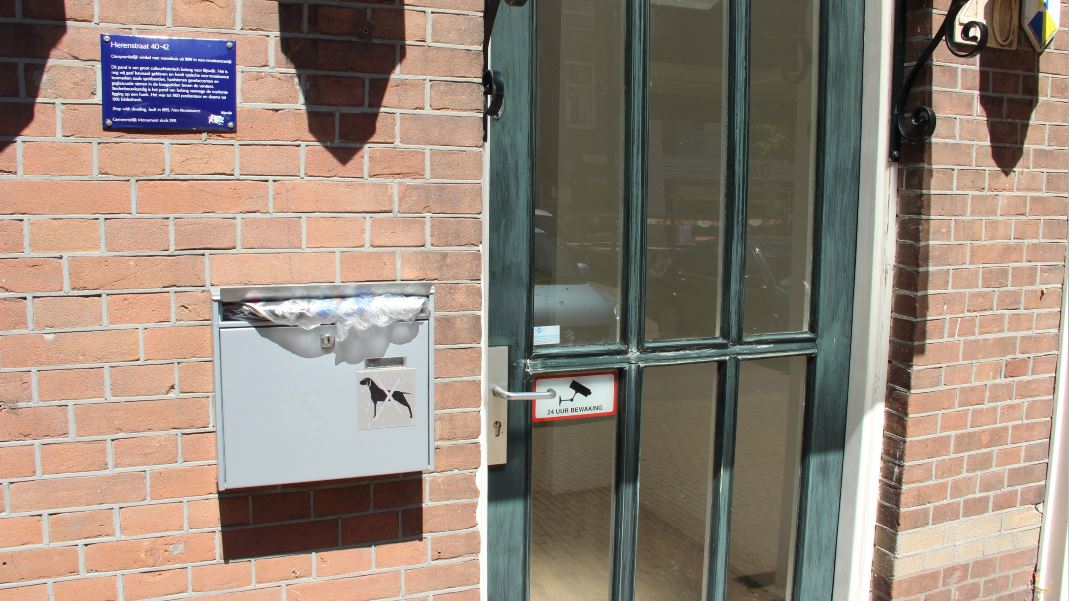 Poepzakjes bij het Rijswijkse postkantoor
