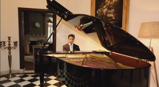 Pianist Ardjoena Soerjadi treedt op in Rijswijk