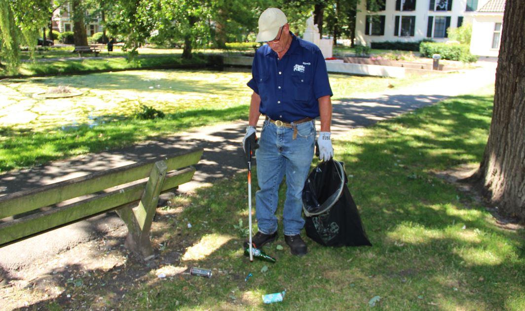 Zwerfvuil weghalen uit Park Hofrust