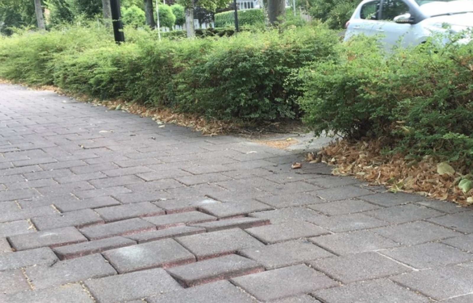Slachtoffer ongeluk losliggende stoeptegel overleden