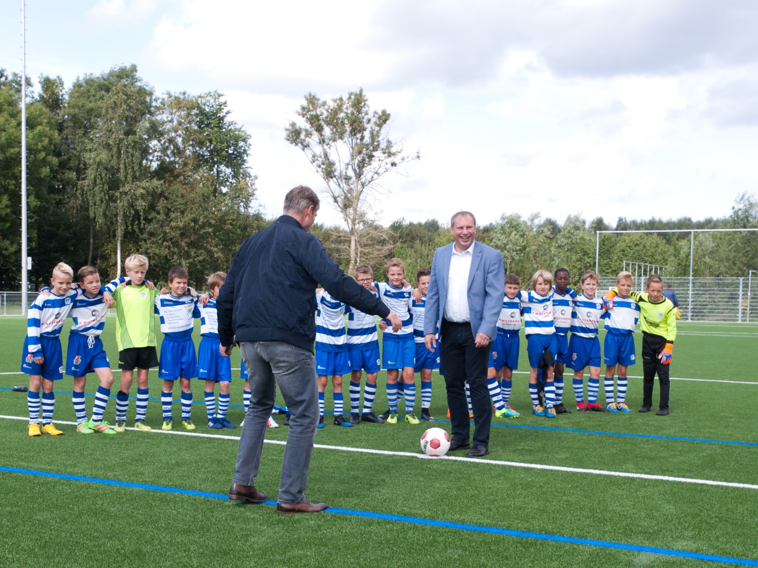 Wethouder Peter Hennevanger opende kunstgrasveld Oliveo Wethouder Peter Hennevanger opende kunstgrasveld Oliveo
