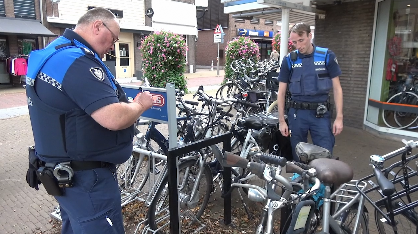 [VIDEO] Zwerffietsen worden verwijderd uit Oud Rijswijk