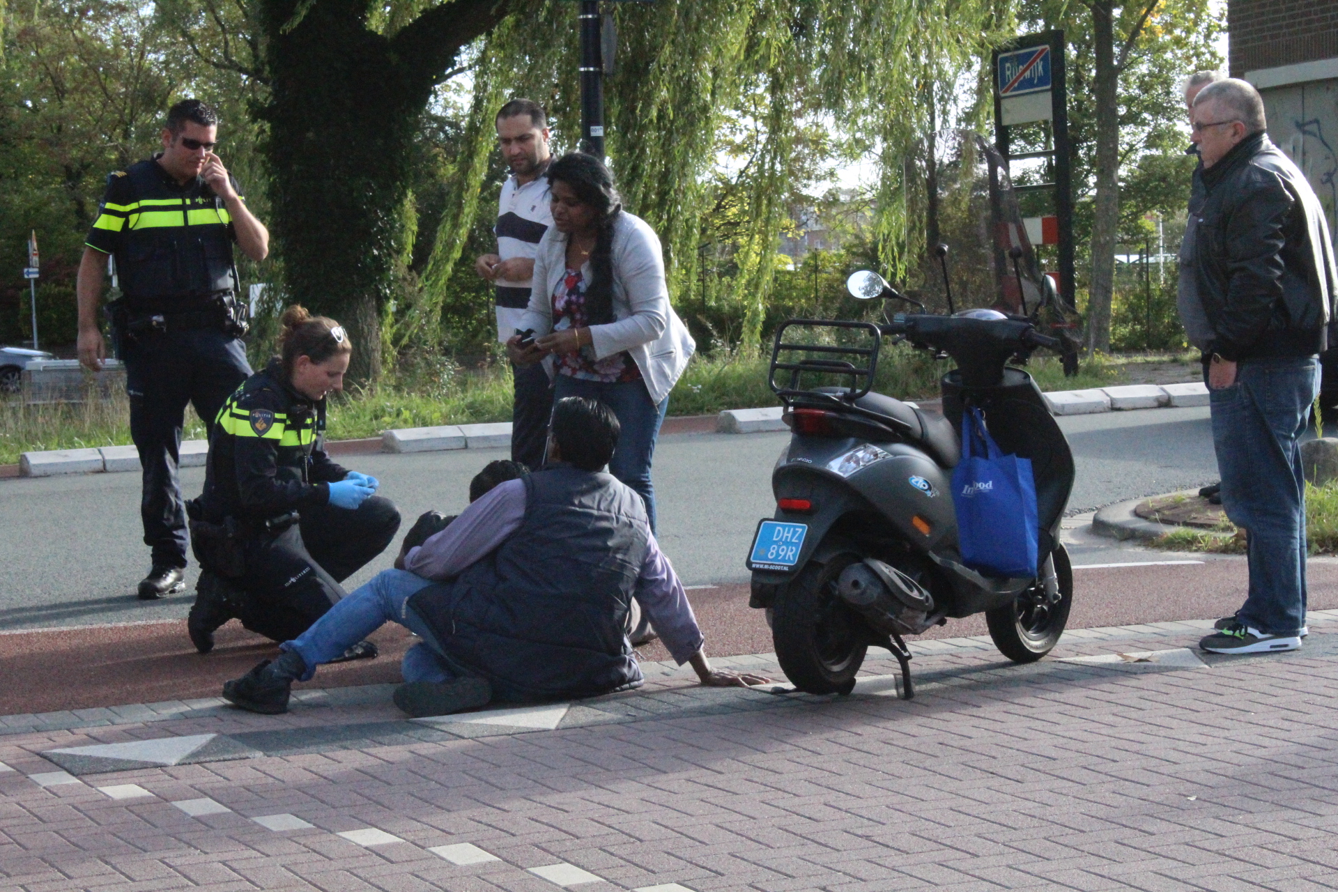 Scooter en auto in botsing op Lange Kleiweg