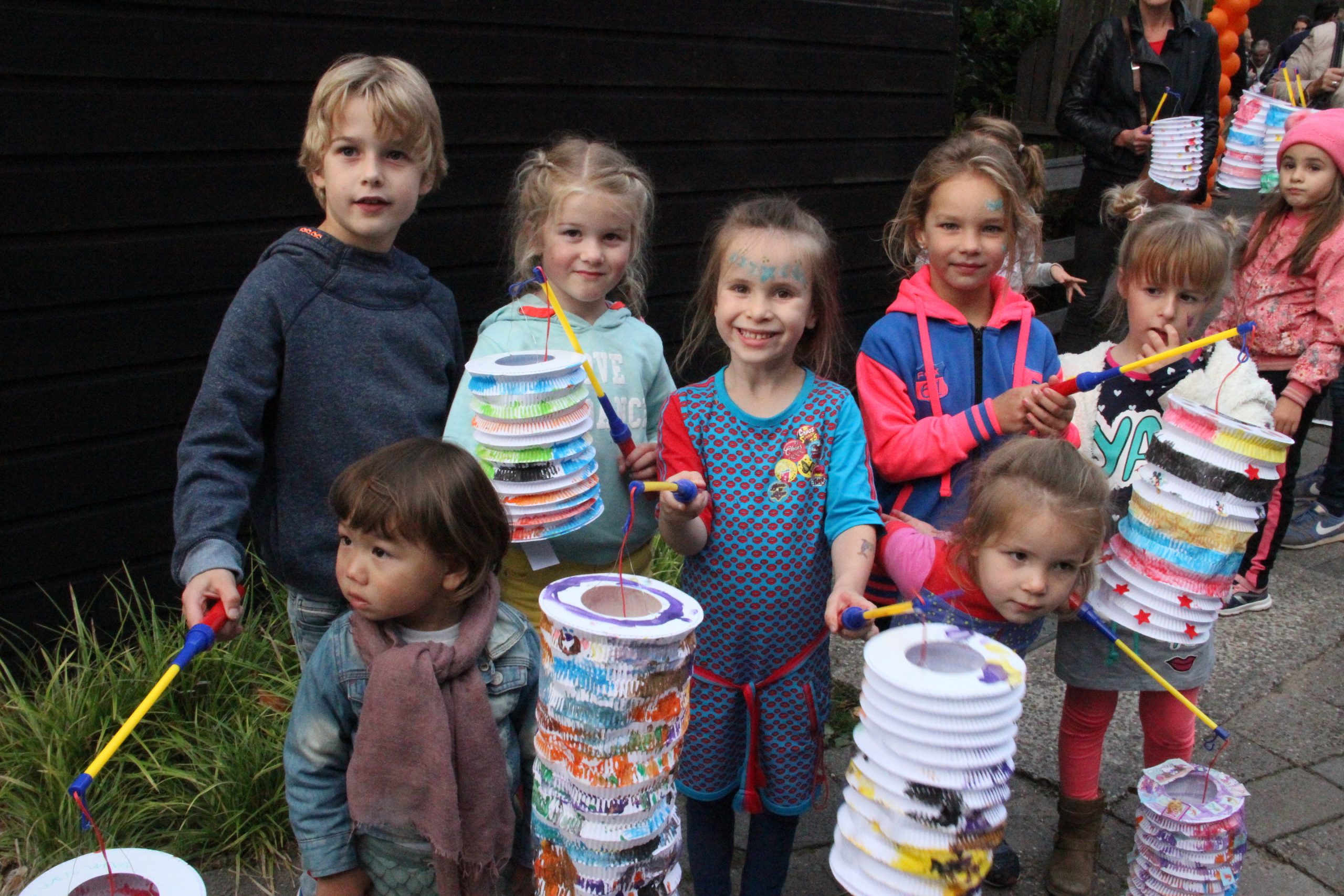 [LIVEVIDEO] De Lampionnenoptocht was druk bezocht