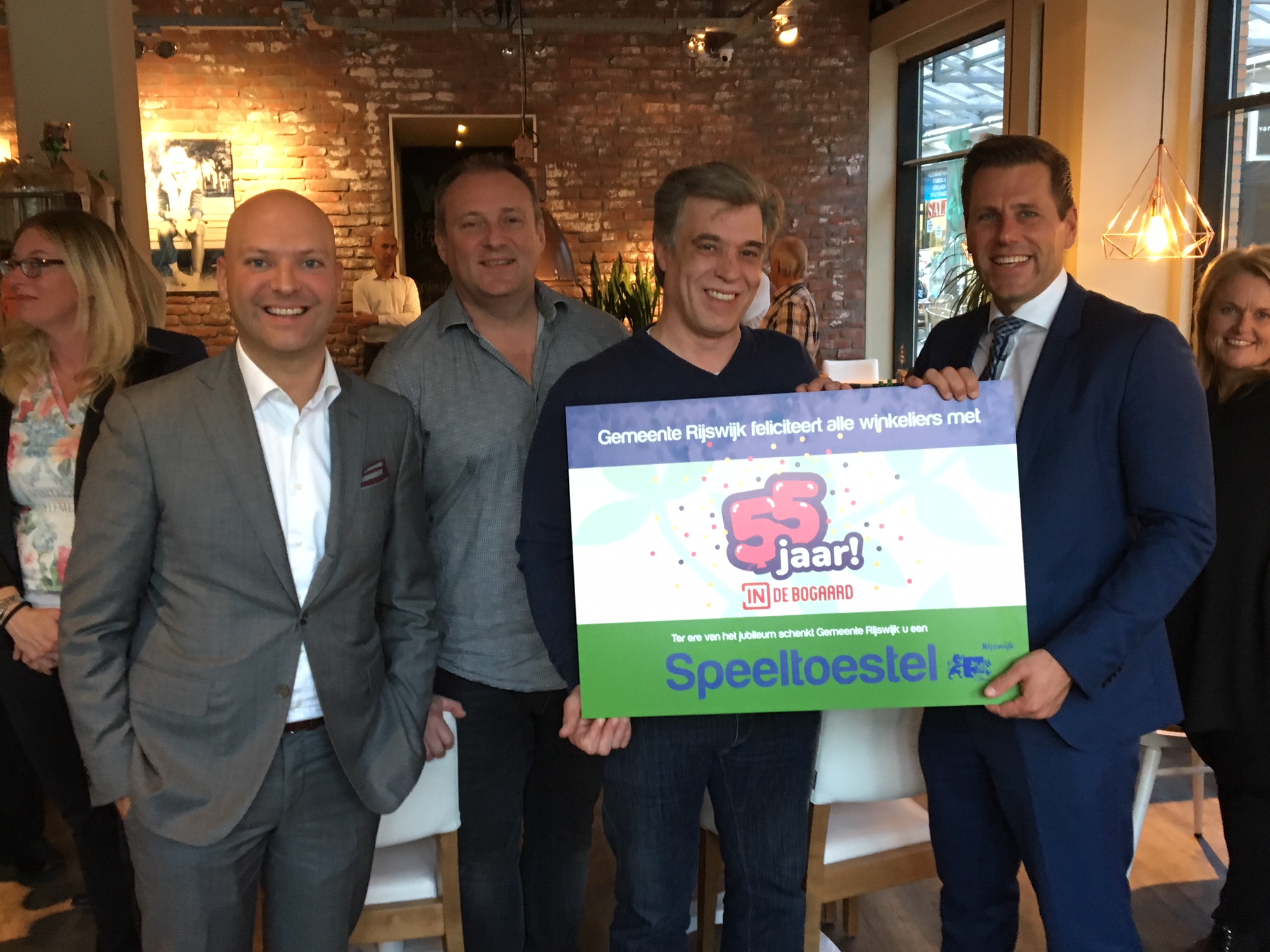 Gemeente verrast jarige Bogaard met een speeltoestel