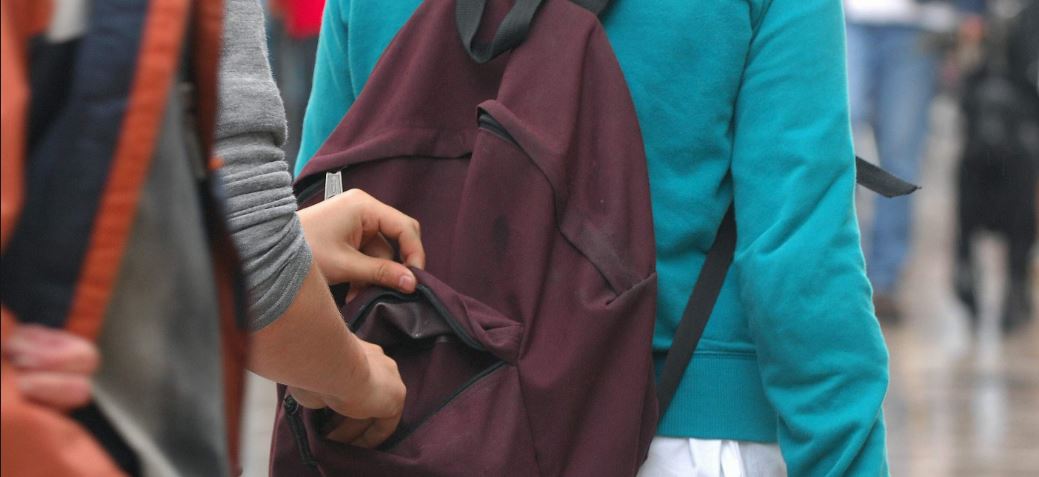 Dader diefstal mobiele telefoon in Leeuwendaal gezocht