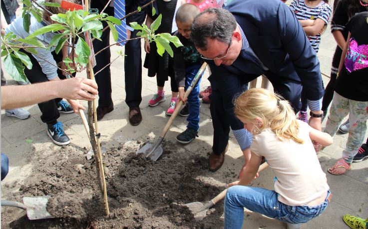 Petrusschool opent groen- blauwe schoolplein