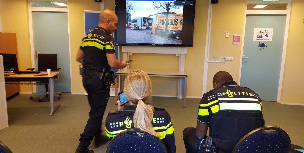 Wijkteam Rijswijk in briefingruimte Politie