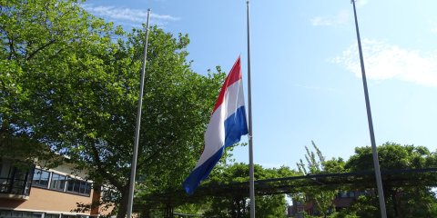 Vlag halfstok bij het gemeentehuis PN