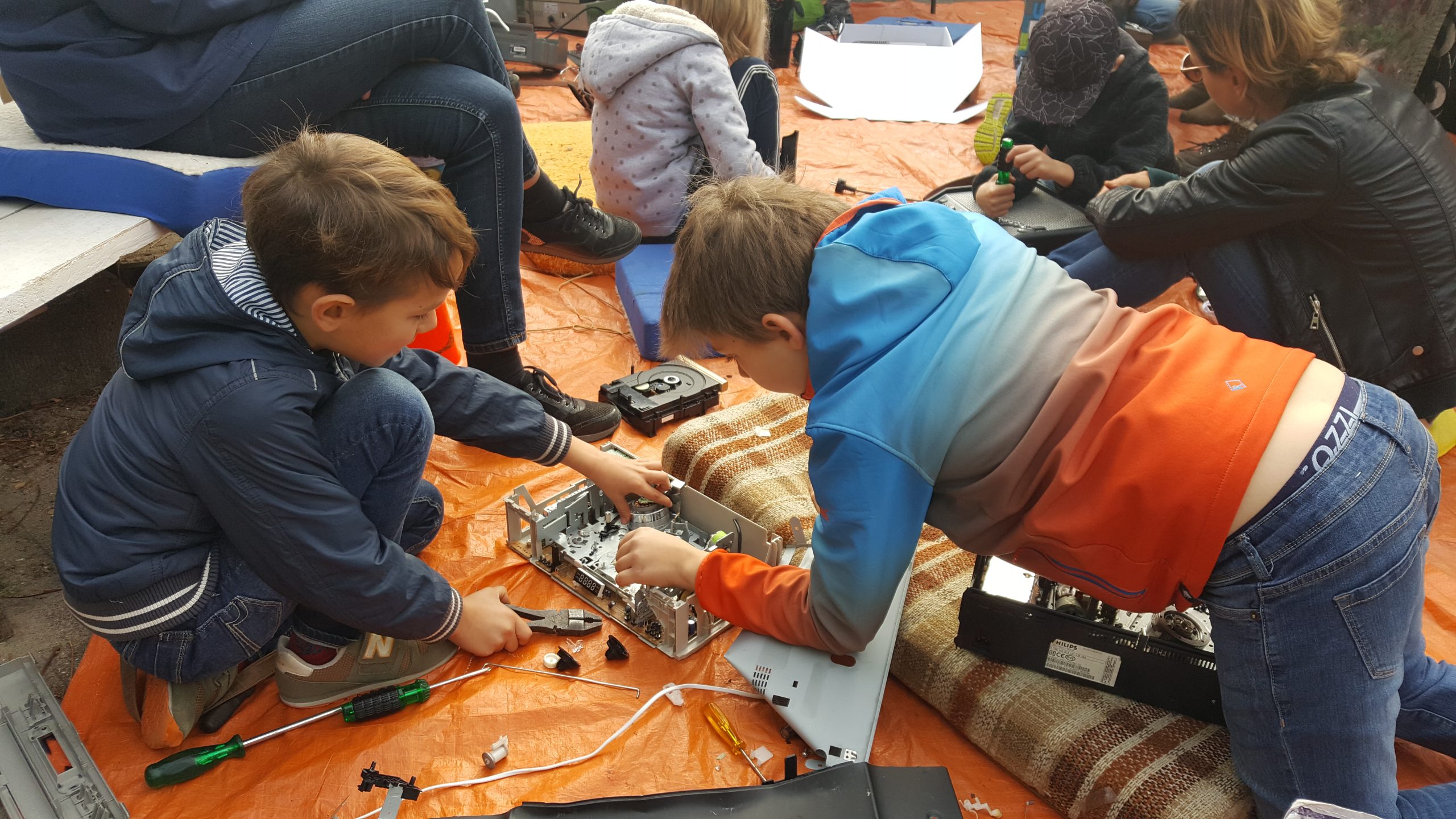 Record aantal jonge bezoekers bij Repair Cafe Nootdorp Record aantal jonge bezoekers bij Repair Cafe Nootdorp