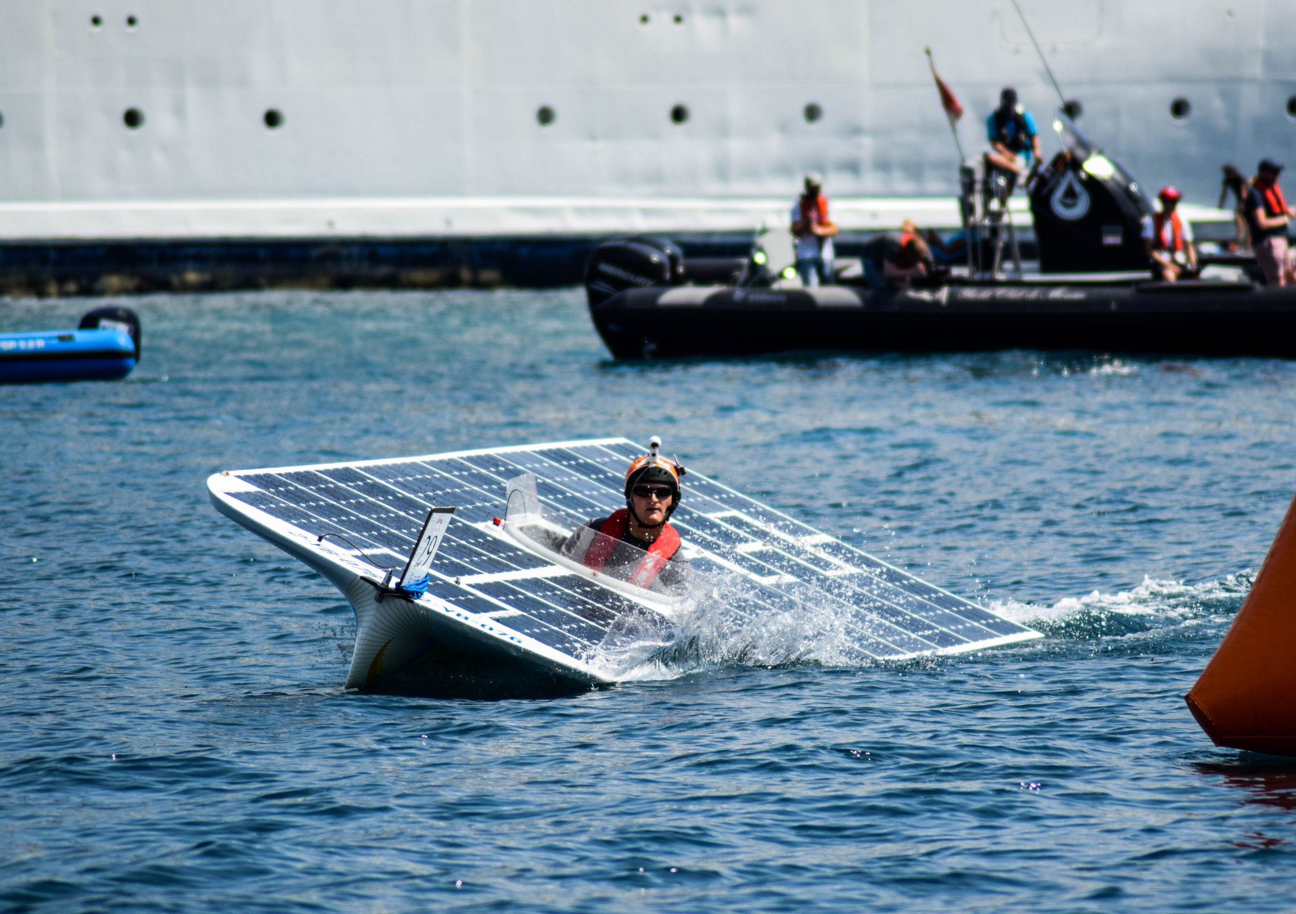 Studente Mariëtte uit Nootdorp werkt met het TU Delft Solar Boat Team