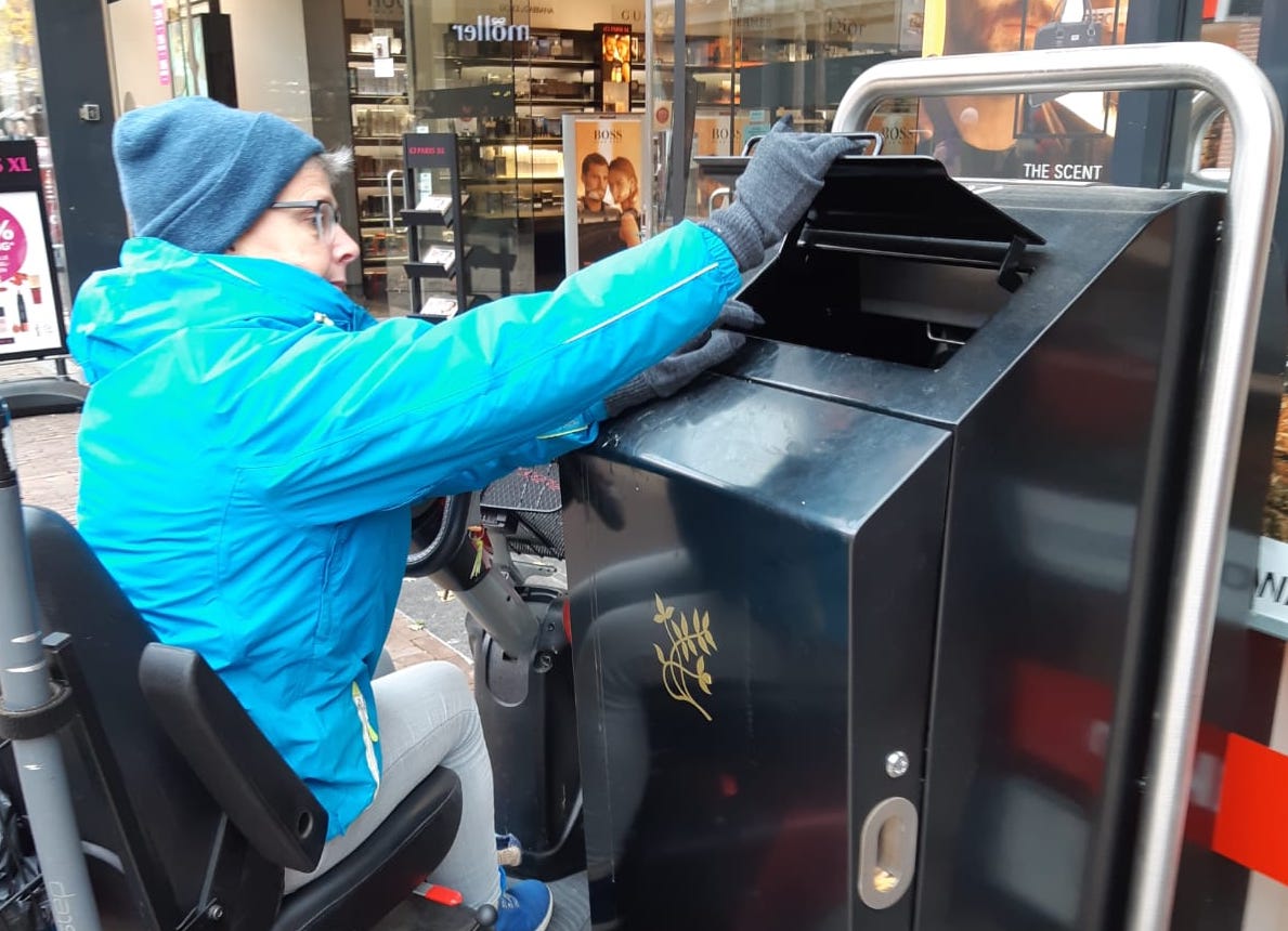 Rolstoelers hebben moeite met afval weggooien