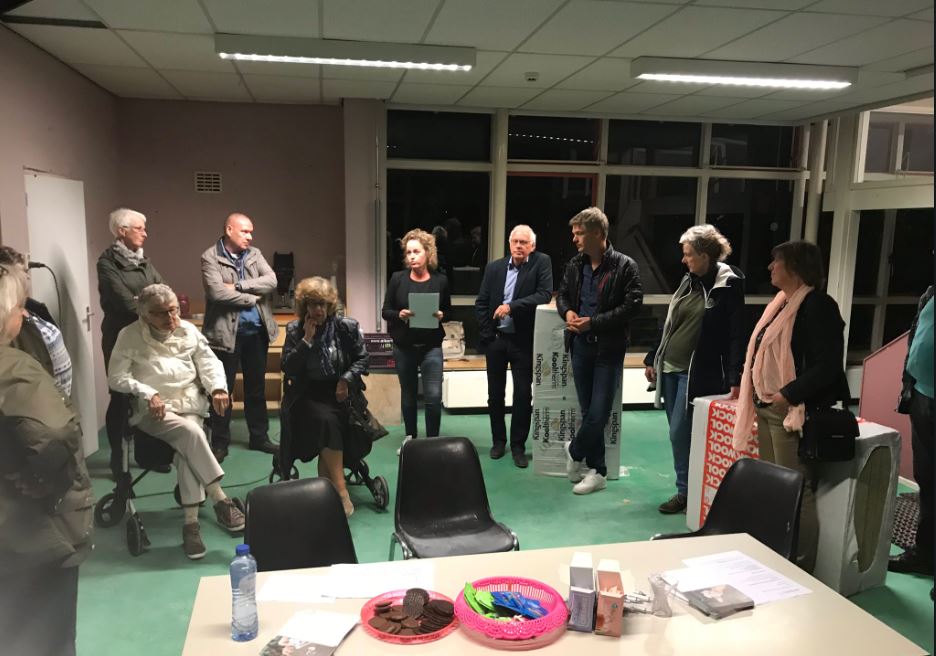 Buurtbewoners kijken bij kinderdagverblijf Aandachtslab