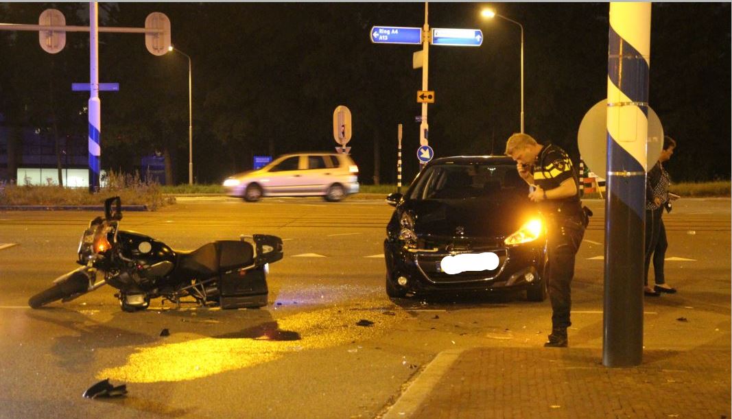Motorrijder klapt op de straat, motor total loss