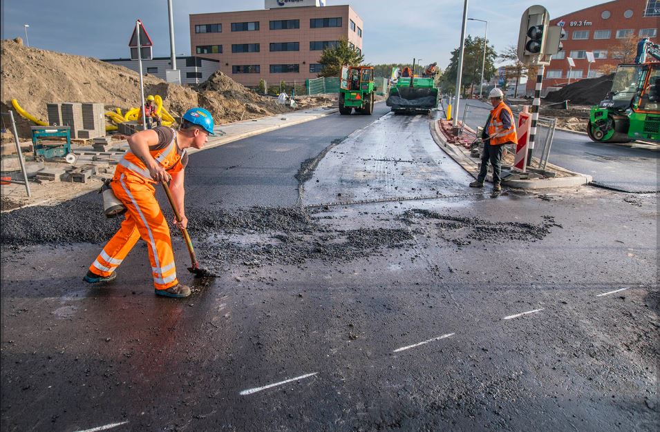 Morgen rijden over nieuwe asfalt